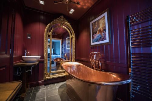 a bathroom with two sinks and a tub and a mirror at The Marquis of Granby in Alkham