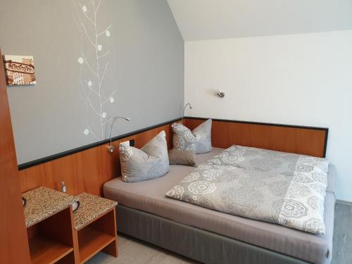 una camera con letto e testiera in legno di Hotel Sonnenschein a Bad Liebenwerda