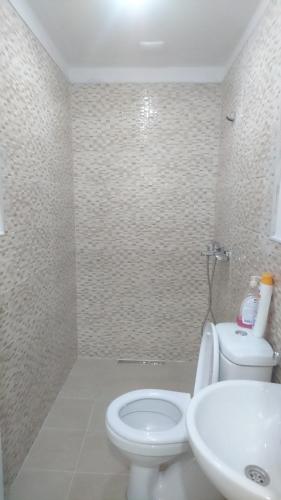 y baño con aseo blanco y lavamanos. en Kumbaz Pansiyon en Sapanca