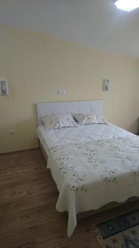 1 dormitorio con 1 cama blanca con sábanas y almohadas blancas en Kumbaz Pansiyon en Sapanca