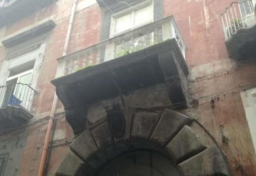 un balcón en el lateral de un edificio en Il Castello Apartment en Nápoles