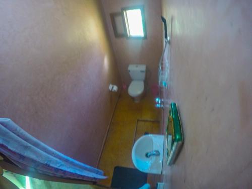 un piccolo bagno con servizi igienici e lavandino di iskki-asnfou a Tafraout