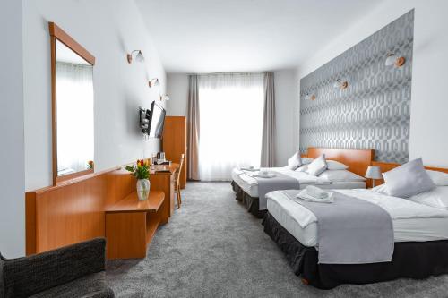 Habitación de hotel con 2 camas y espejo en Budapest Griffin Guest House, en Budapest