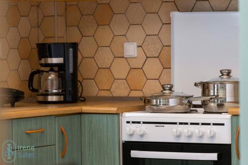 Η κουζίνα ή μικρή κουζίνα στο Irene Suites