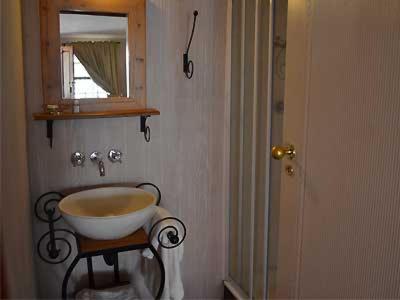 ein Badezimmer mit einem Waschbecken und einem Spiegel in der Unterkunft The Pennefather in Haenertsburg