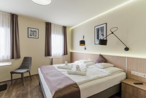A bed or beds in a room at Amstel Hattyú Panzió -Érintésmentes bejelentkezés