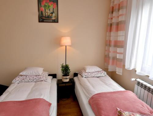 Postel nebo postele na pokoji v ubytování Zator Apartamenty Weekend