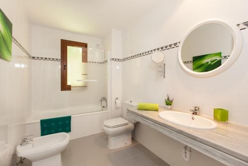 Kúpeľňa v ubytovaní Appartement lumineux 6p sur Golf de la Duquesa Costa del Sol