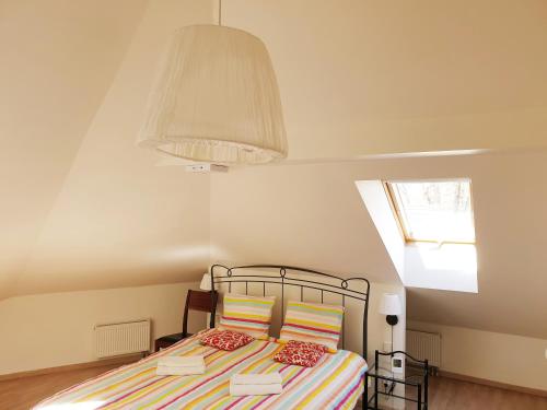 Voodi või voodid majutusasutuse Exceptional Uzupis Bridge 3 bedroom apartment toas