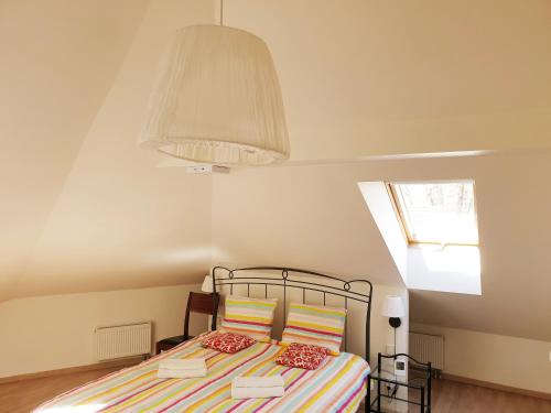 Un dormitorio con una cama con una lámpara y una ventana. en Exceptional Uzupis Bridge 3 bedroom apartment, en Vilna