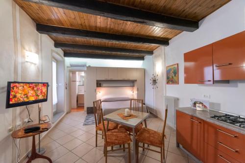 uma cozinha com mesa e cadeiras num quarto em Residenza Pesce D'Oro em Verbania