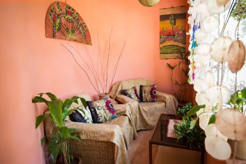 a living room with a couch and some plants at Cozy Dream Apartment in Anjuna