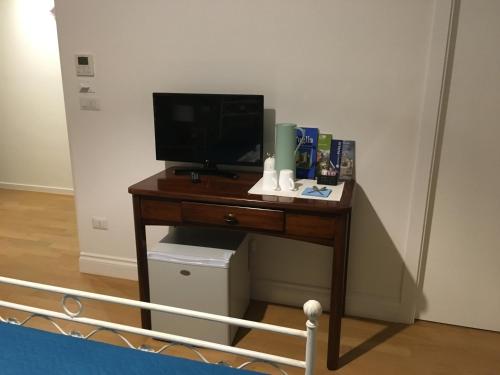 Televisyen dan/atau pusat hiburan di Suberito rooms&bar