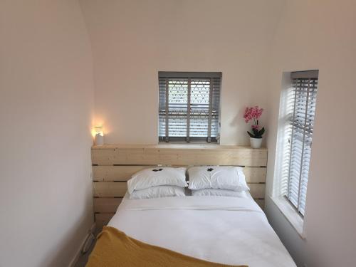 Postel nebo postele na pokoji v ubytování Easytoostay Paygate Cottage Brenchley