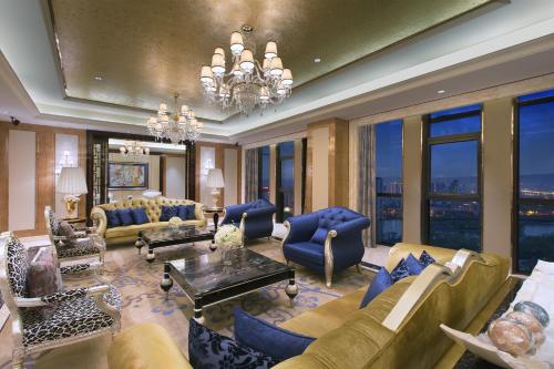 a large living room with couches and a chandelier at Wanda Vista Taiyuan in Taiyuan