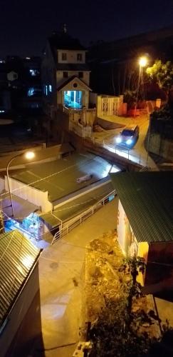 - une vue de tête sur un parking la nuit dans l'établissement Nón Lá Guest House, à Đà Lạt