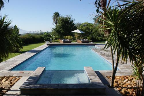 Piscina de la sau aproape de Wedgeview Country House & Spa