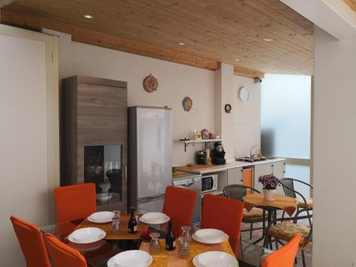 una cucina e una sala da pranzo con tavolo e sedie di SeleneBeach B&B a Giardini Naxos