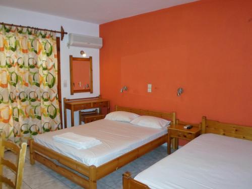 Кровать или кровати в номере Mavroforos Hotel