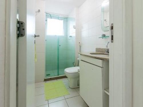 y baño con aseo y ducha acristalada. en Excelente apartamento beira mar en Río de Janeiro