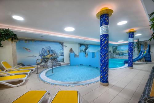 Bazén v ubytovaní Hotel Zauchensee Zentral alebo v jeho blízkosti