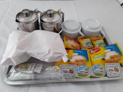 una bandeja de comida con una bandeja de comida en Hotel YES (Adult Only), en São Paulo