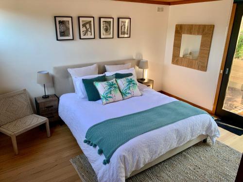 1 dormitorio con 1 cama grande y 1 silla en # Beaches Pacific, en Sorrento