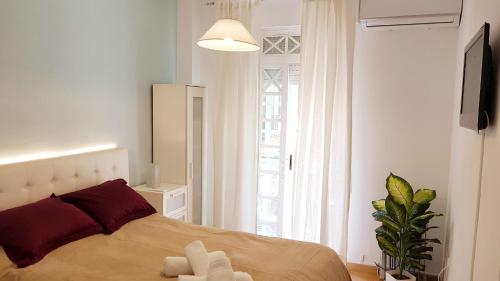 マラガにあるCentro Histórico Malagaのベッドルーム1室(ベッド1台、大きな窓付)