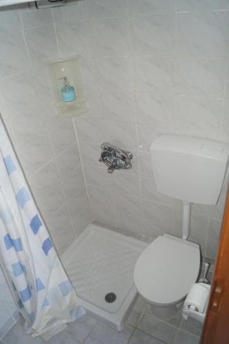 Kylpyhuone majoituspaikassa Vourkari-bay 2