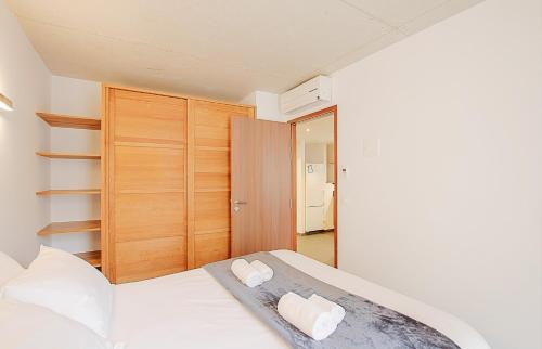 1 dormitorio con 1 cama con 2 toallas en Residence Kalliste, en Ajaccio