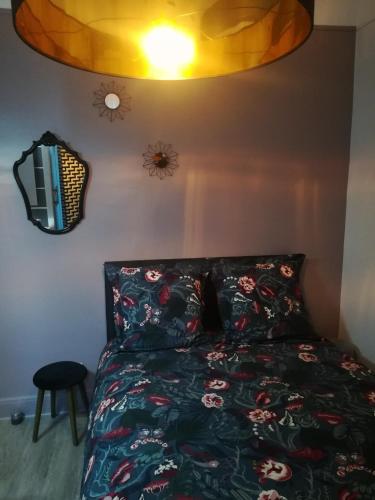 - une chambre avec un lit, une couette et un miroir dans l'établissement Palais des sources, à Vichy