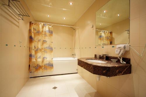 Arzakan的住宿－Best Resort Aghveran，浴室配有水槽、淋浴和浴缸。