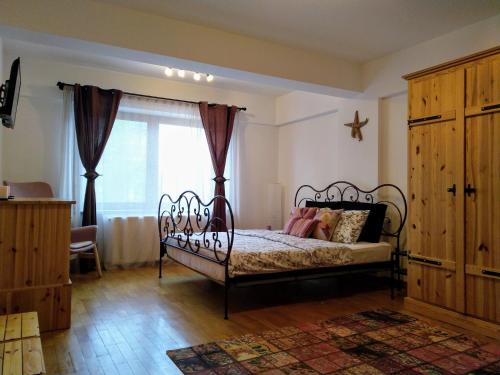 1 dormitorio con cama y ventana en Silvia's Apartment en Voluntari