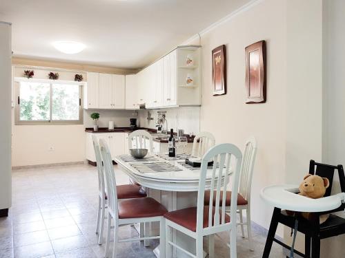 A kitchen or kitchenette at Casa Julia 2 gran piso vistas playa Las Teresitas 4 pax