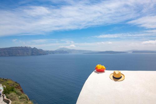 a view of the ocean from the edge of a cliff at White Cave House in Oia