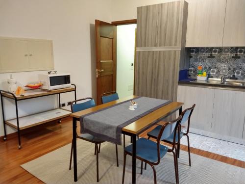 eine Küche und ein Esszimmer mit einem Tisch und Stühlen in der Unterkunft B&B IL TORCHIO-URBINO in Urbino