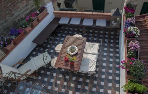 an overhead view of a patio with a table and flowers at RESIDENZA D'ORIA B&B in Foggia