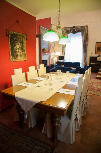 a dining room with a long table and chairs at RESIDENZA D'ORIA B&B in Foggia
