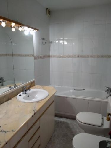 a bathroom with a sink and a tub and a toilet at APARTAMENTO QUINTO in Valderrobres