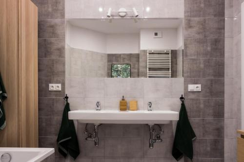 bagno con lavandino e specchio di Apartament Jana Matejki a Poznań