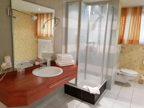 Ett badrum på Hotel "Zum Moseltal"