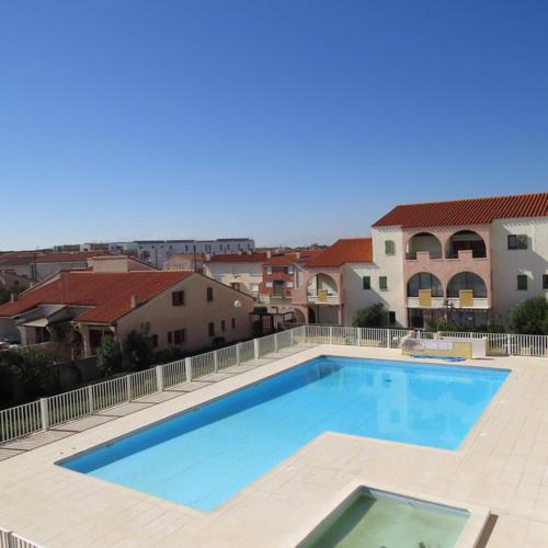 una gran piscina en la parte superior de un edificio en Appartement 4 personnes piscine 300 plage 4PB287 en Le Barcarès