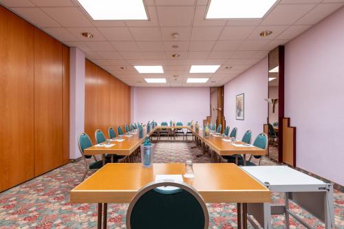 a classroom with desks and chairs in a room at Fly Inn Hotel Frankfurt Airport Rüsselsheim ehemals Trip Inn Hotels in Rüsselsheim