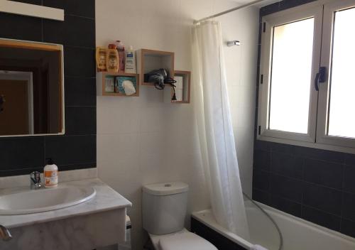 y baño con aseo, lavabo y ducha. en Stunning sea views from a 2-bedroom apartment on the 26th floor, en Benidorm