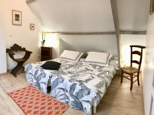 - une chambre avec un lit double et une échelle dans l'établissement La Ferme Wessière, à Oye-Plage
