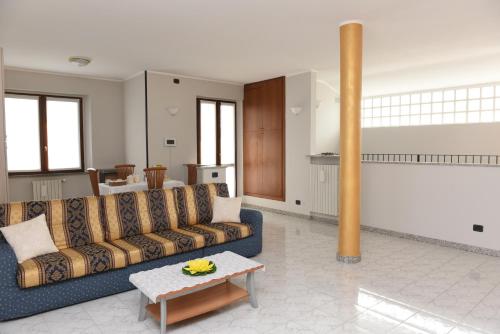 a living room with a couch and a table at Casa Dante in Romano di Lombardia