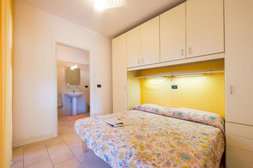 Habitación pequeña con cama y baño. en Villa Maria, en Caorle