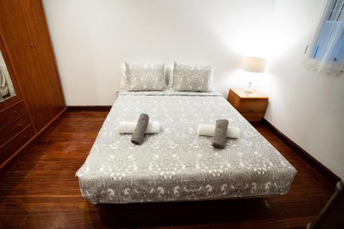 1 dormitorio con 1 cama con 2 toallas en Arax, en San Sebastián