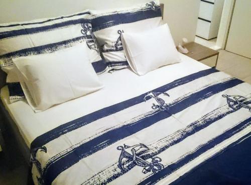 Ένα ή περισσότερα κρεβάτια σε δωμάτιο στο Karmen's Apartment Two