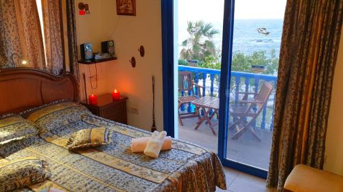 Postel nebo postele na pokoji v ubytování Astrofegia Beachfront Villa